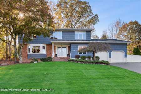 23 Kensington Dr Manalapan, NJ 07726