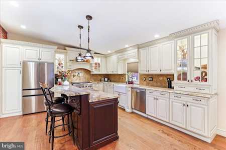 406 Colonial Park Dr Springfield, PA 19064