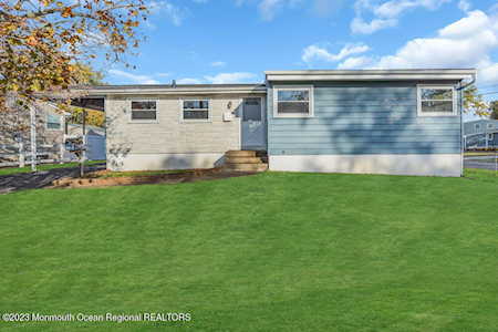 32 Fleetwood Dr Hazlet, NJ 07730