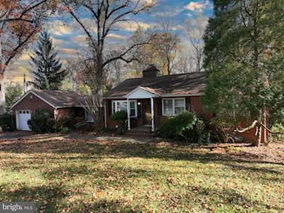 5425 Summit St Centreville, VA 20120