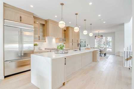 903 23 Ave NW Calgary, AB T2M 1T5