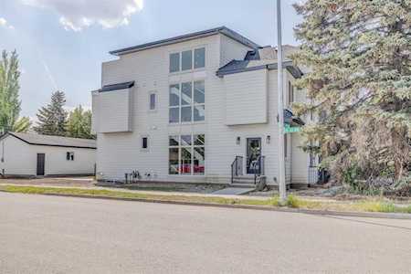 2325 8 St NW Calgary, AB T2M 1T3