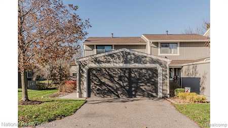 1048 Bristol Ct Northville, MI 48167