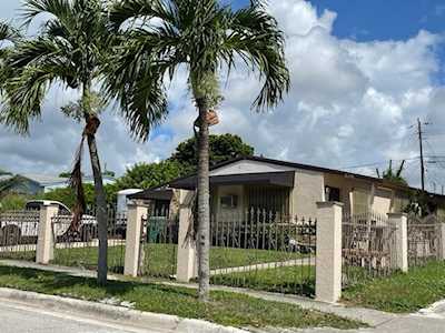 1094 W 27th Street Riviera Beach, FL 33404