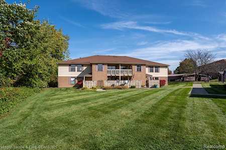 61196 Greenwood Dr South Lyon, MI 48178