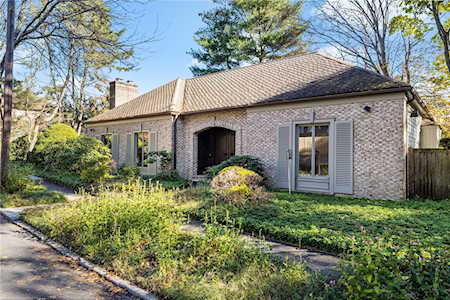 15 Abbottsford Ct Providence, RI 02906