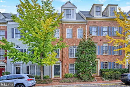 8814 Hunting Lodge Ct Vienna, VA 22182