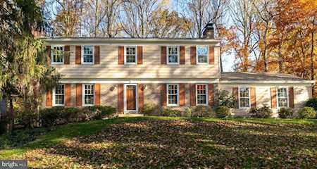 10206 Carol St Great Falls, VA 22066