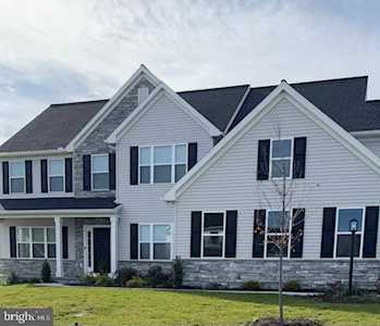27 Country Side Dr Carlisle, PA 17013