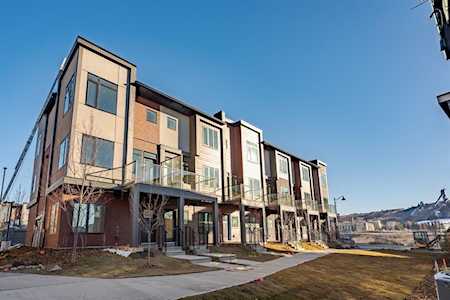 114 Greenbriar Common NW Calgary, AB T3B 6J3