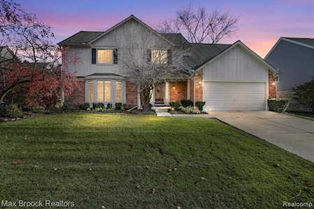 24596 Bramblewood Dr Novi, MI 48374