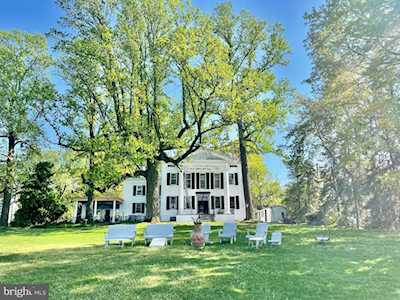 2 Walnut St Beverly, NJ 08010