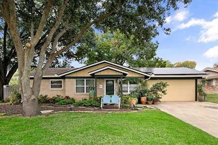 912 Simmons Drive Euless, TX 76040