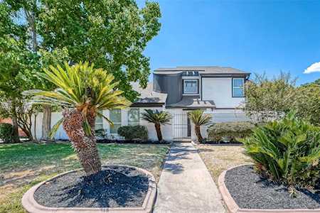 902 Meadowlark Ln Sugar Land, TX 77478