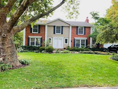 28727 Oak Point Dr Farmington Hills, MI 48331
