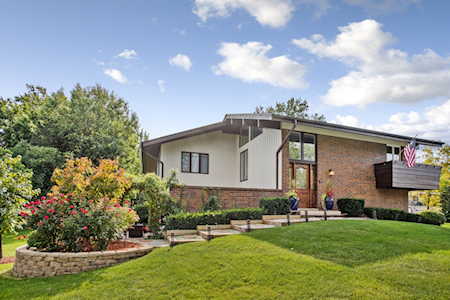 22W725 Elmwood Dr Glen Ellyn, IL 60137