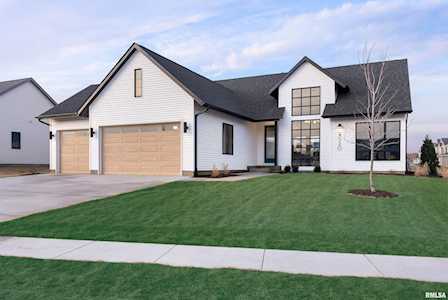 4520 Lakeside Dr Bettendorf, IA 52722
