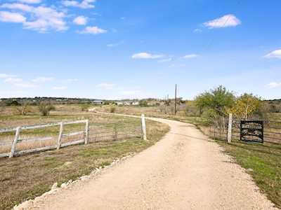 330 Cross LN Kyle, TX 78640