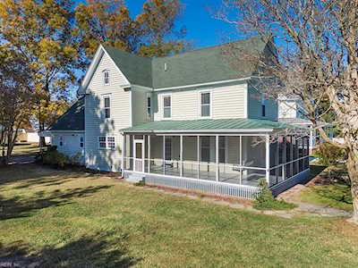 4 Brooklyn Ave Wachapreague, VA 23480