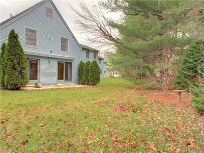 26 Bridle Path Ln Manchester, CT 06042