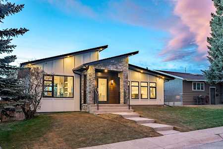 5716 Lodge Crescent SW Calgary, AB T3E 5Y7