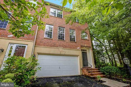 8879 Royal Doulton Ln Fairfax, VA 22031