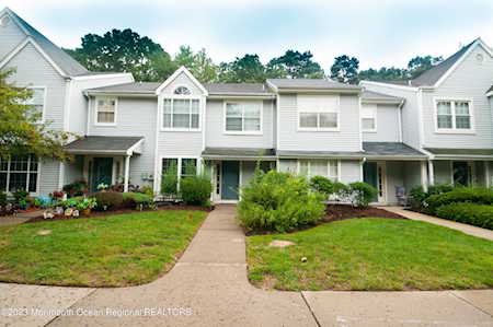 517 Laurelwood Ct Howell, NJ 07731