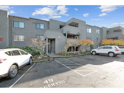 5624 S Riverside LN #4 Portland, OR 97239