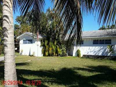 221 SE 9th St Hallandale Beach, FL 33009