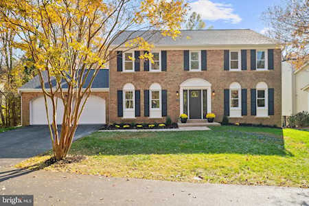 8703 Westwood Forest Ln Vienna, VA 22182