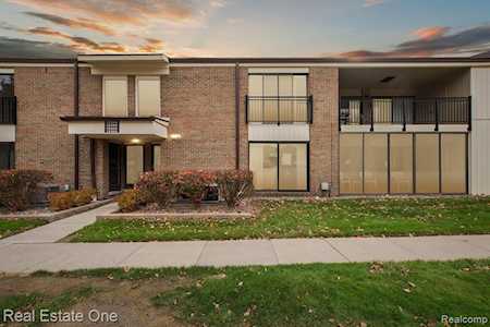 18366 University Park Dr Livonia, MI 48152