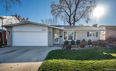 35993 Meadowbrook St Livonia, MI 48154