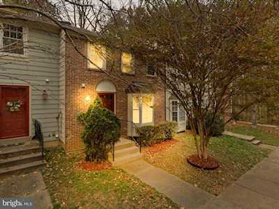 5701 Walnut Wood Ln Burke, VA 22015