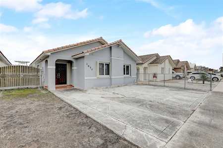 2650 W 72nd Pl Hialeah, FL 33016