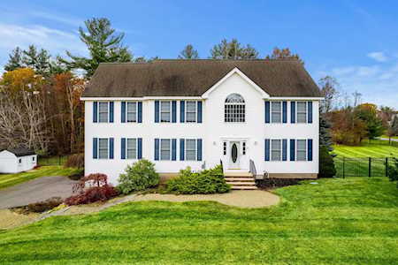 15 Bunker Hill Dr Londonderry, NH 03053