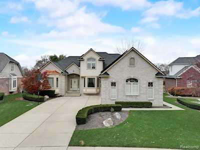 48441 American Elm Dr Macomb Twp, MI 48044
