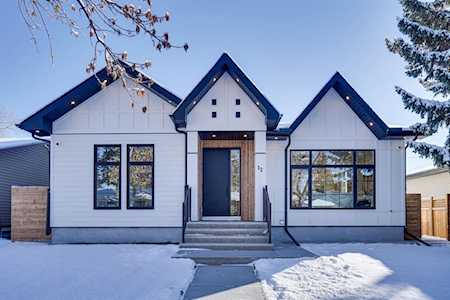 12 Baker Crescent NW Calgary, AB T2L 1R4