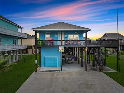 984 Crane Ln Crystal Beach, TX 77650