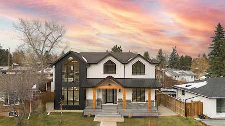 4 Kelwood Place SW Calgary, AB T3E 4A2