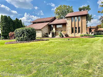 6044 Randall West Bloomfield, MI 48322