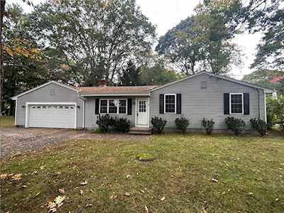 7 Shagbark Rd Narragansett, RI 02882