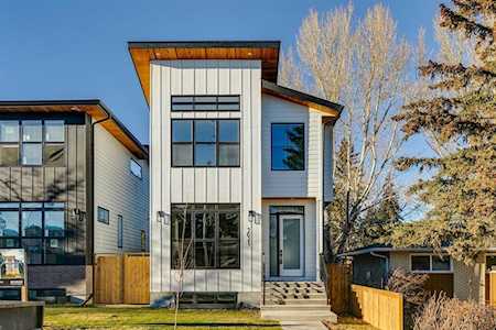 3021 46 St NW Calgary, AB T3B 1B4