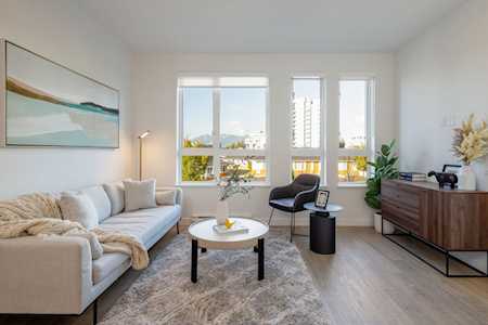 4933 Clarendon Street #208 Vancouver, BC V5R 3J3
