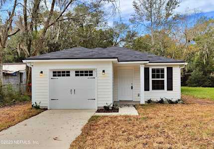 8032 Moncrief Dinsmore RD Jacksonville, FL 32219