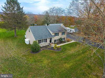 3 Colonial Dr Perkiomenville, PA 18074