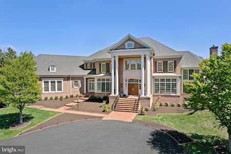 855 Nicholas Run Dr Great Falls, VA 22066