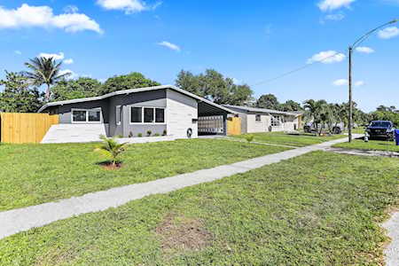 7281 Mcarthur Parkway Hollywood, FL 33024