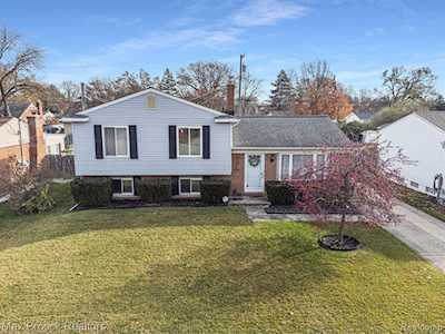 9364 Butwell St Livonia, MI 48150
