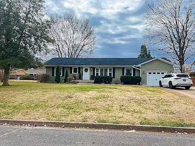 537 Academy Dr Lawrenceburg, TN 38464