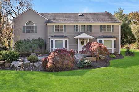 96 Deerfield Ln N Pleasantville, NY 10570